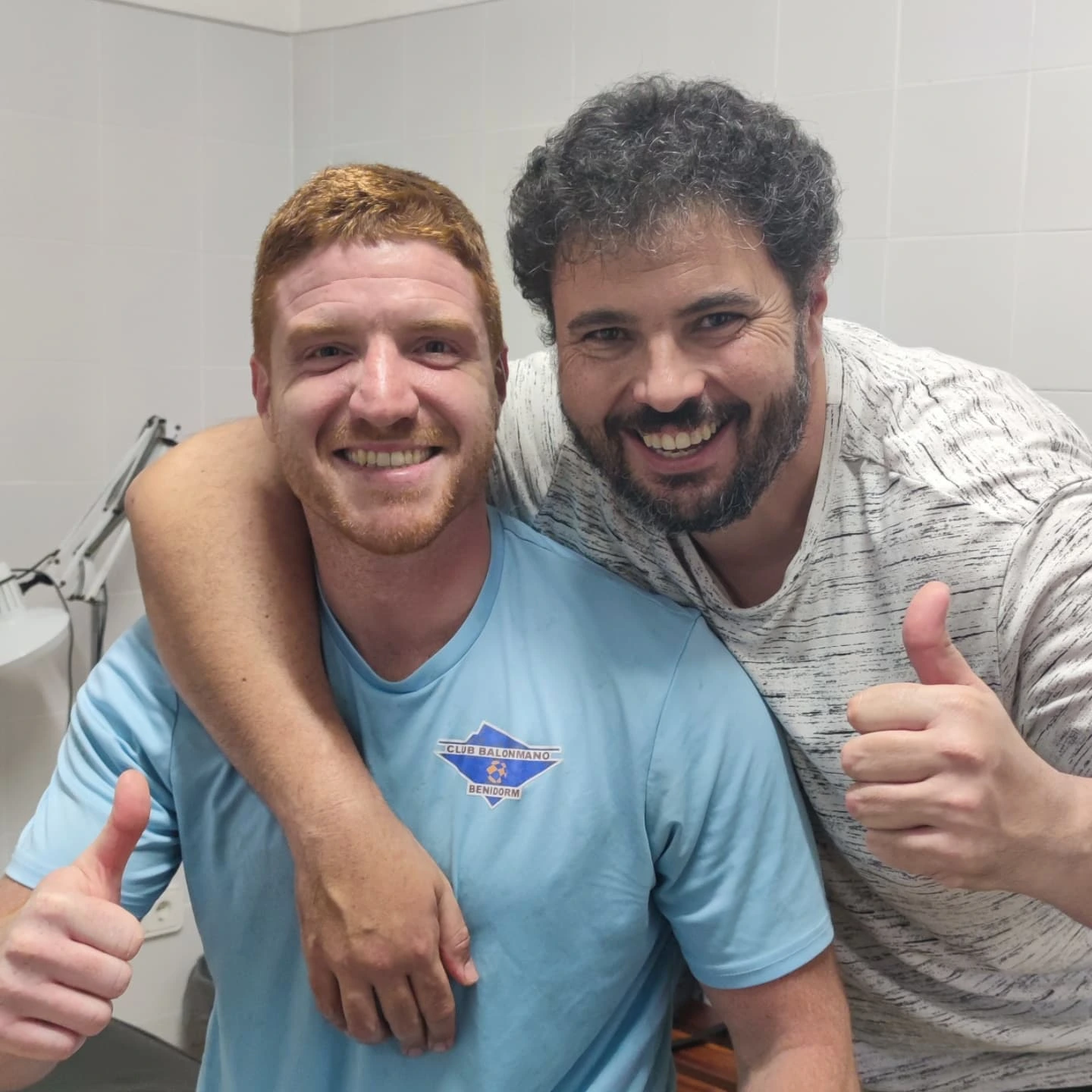 Fisioterapeuta de la clínica junto a un jugador del Club Balonmano Benidorm