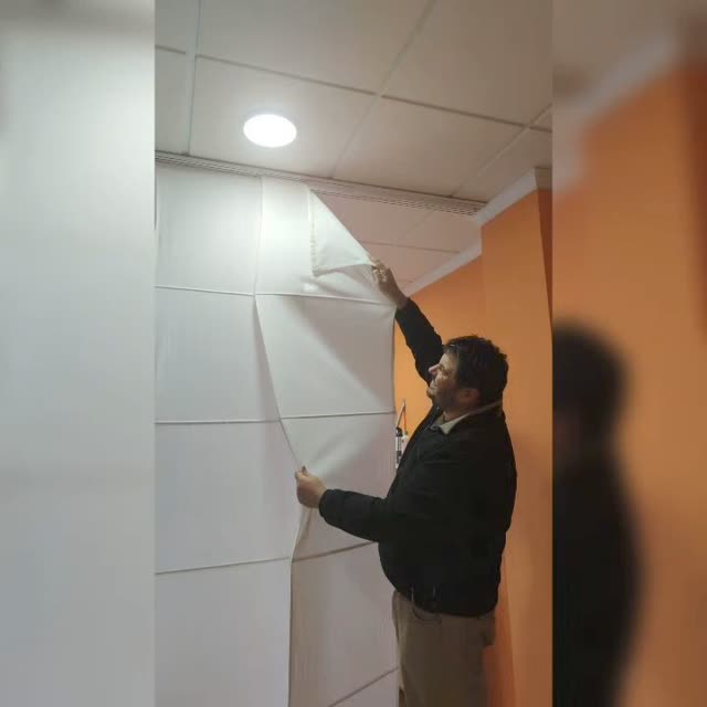 Retirada del revestimiento de las paredes al comenzar la reforma