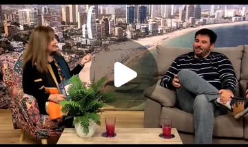 Alejandro entrevistado en el plató de 8 La Marina TV