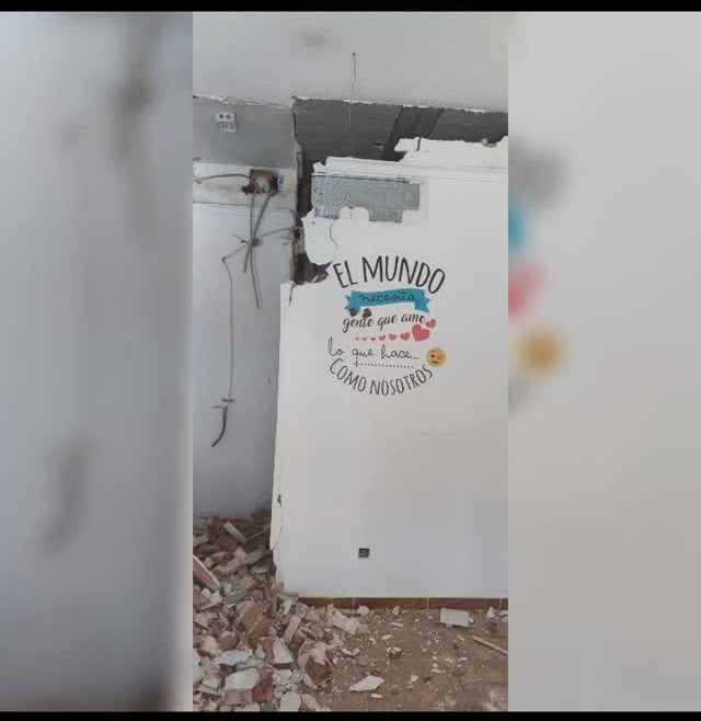Interior de la clínica en obras, con escombros y una pared aún en pie