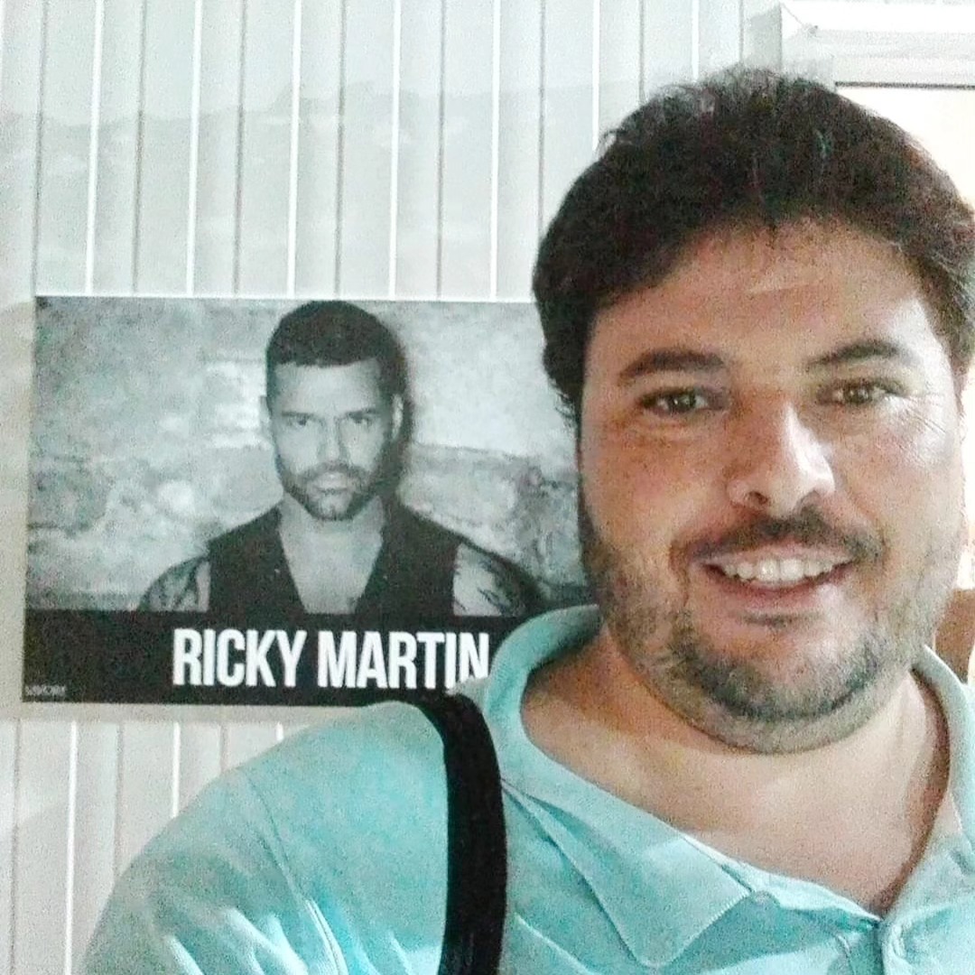 Alejandro en el backstage, junto al cartel de la gira de Ricky Martin