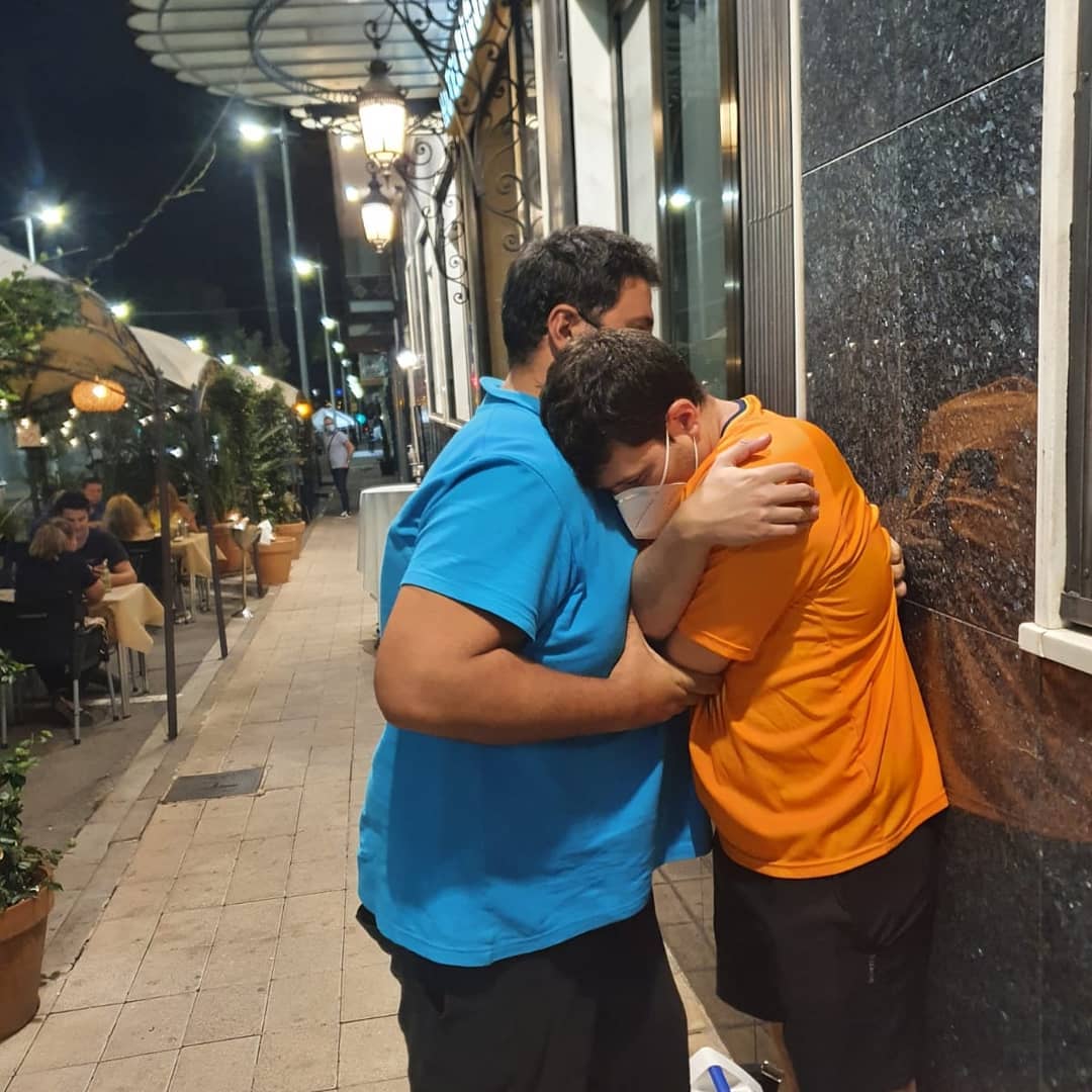 Abrazo entre un fisioterapeuta de la clínica y un deportista al terminar la jornada