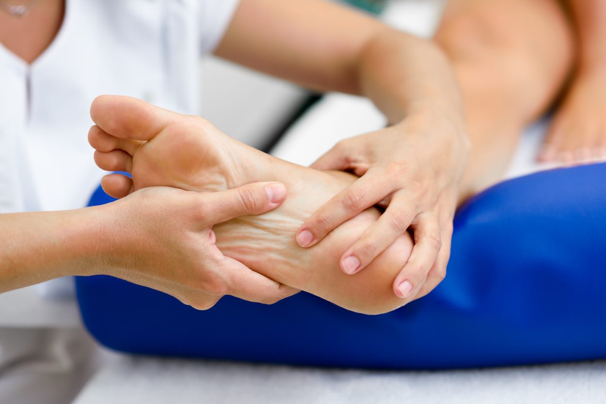 Masaje médico en los pies en un centro de fisioterapia