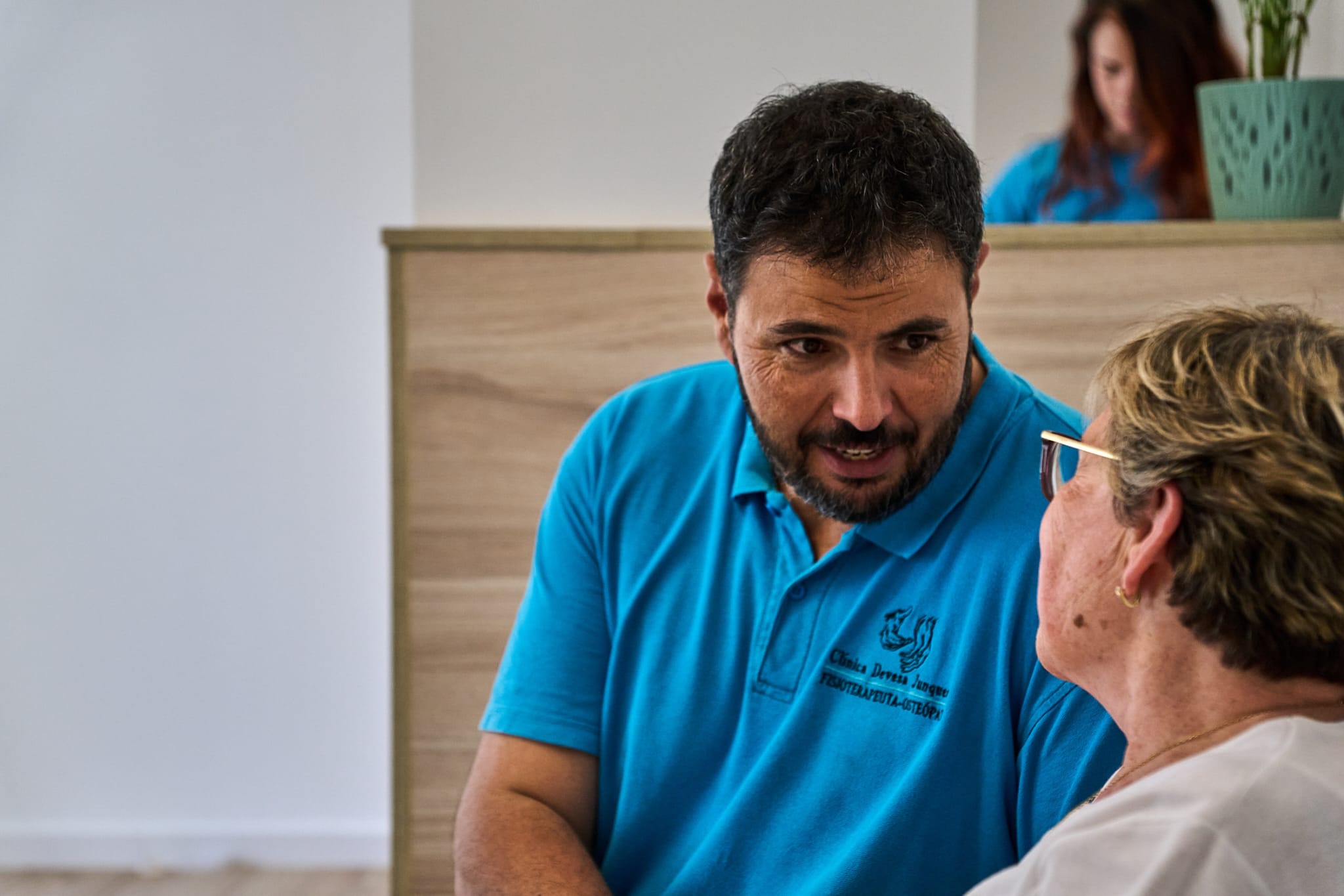 Alejandro Devesa conversando con una paciente en la recepción de la clínica