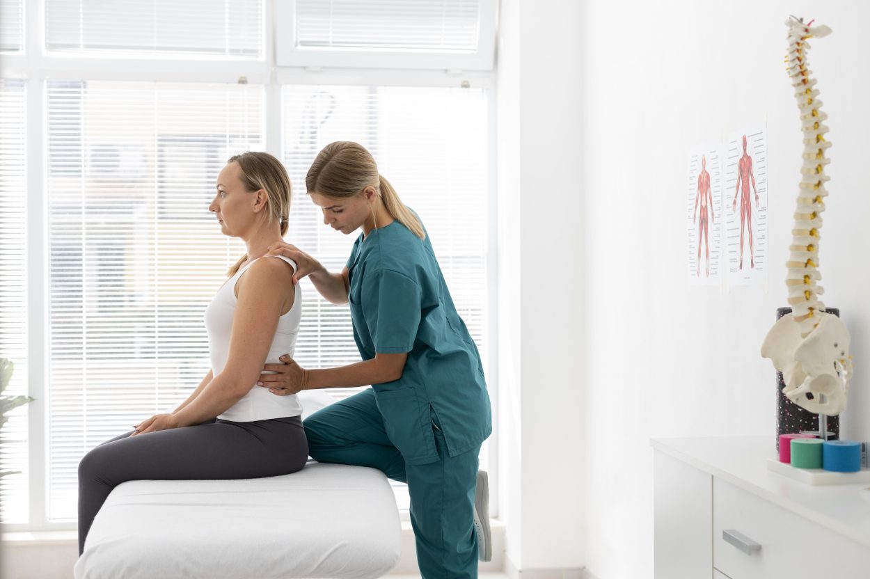 Fisioterapeuta ayudando a un paciente con problemas de espalda